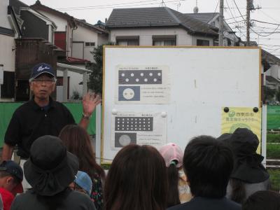 農業委員の方による種のまき方の話風景