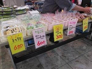 下郷町」とちもち、くるみようかん、花豆パイなどの販売風景