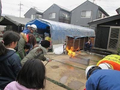 消火器の使用方法講習の様子。