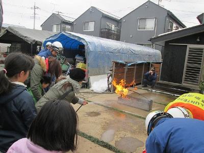 消火器の使用方法講習の様子。