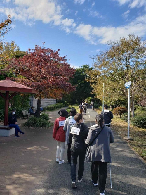 写真：公園での歩行訓練の様子