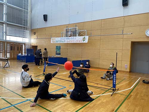 風船バレーをする様子