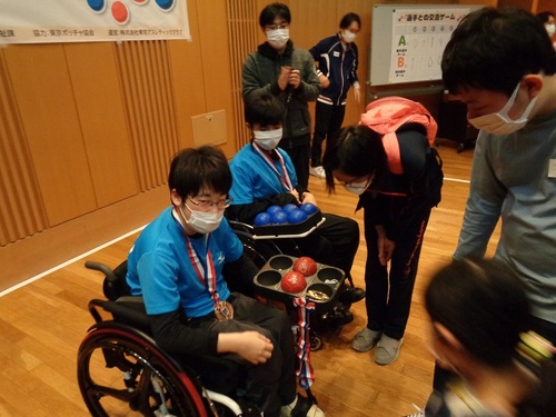 写真：ボッチャ甲子園メダルのお披露目の様子