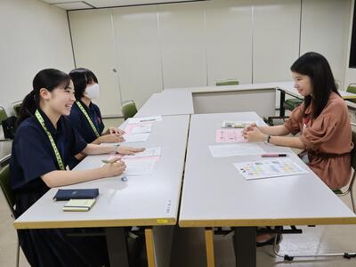 インタビュー中の様子の画像