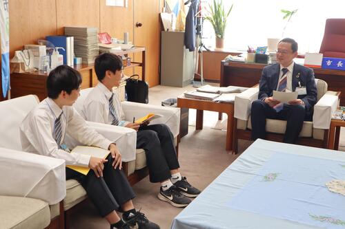 市長・副市長とお話する様子の画像