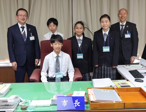 市長・副市長と生徒の集合写真画像