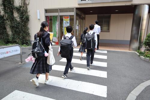 田無第二庁舎に案内される生徒の画像