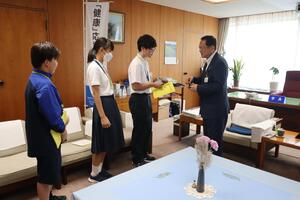 市長から生徒が名刺を受け取っている画像
