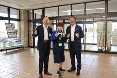 市長・副市長・生徒の写真
