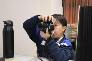 カメラを持って撮影をしている様子の画像
