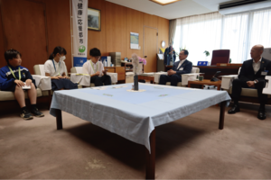 話している様子の画像