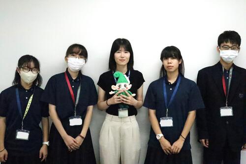 ひばりが丘中学校2年生と文化振興課職員との集合写真画像
