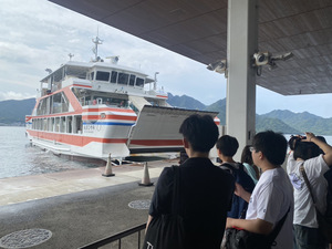 フェリーで宮島へ