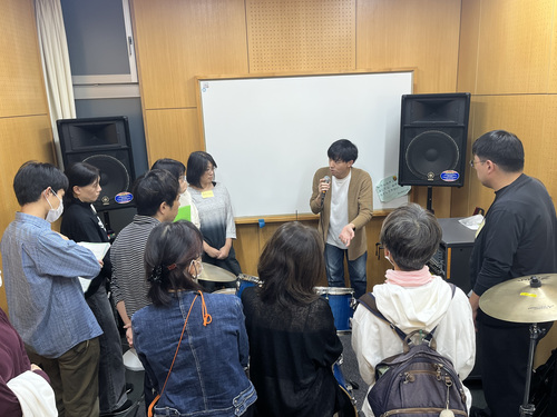 音響機材の扱いを学ぶ様子。