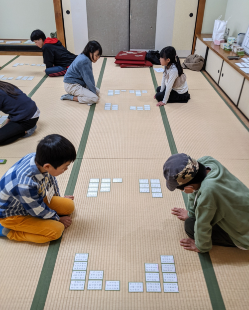 和室の大広間で真剣勝負