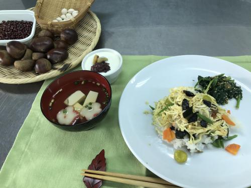 吹き寄せちらし寿司、お吸い物、ほうれん草のごま和え、抹茶プリン