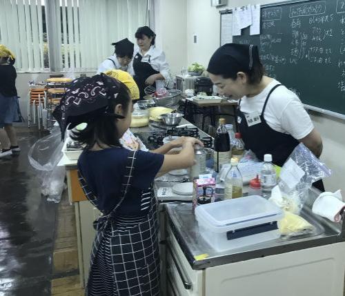 小学生とパパの親子16組が、簡単にできる和洋中のパーティ料理にチャレンジしました