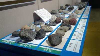 写真：多摩川の小石の展示