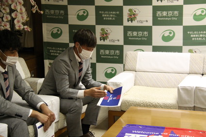 選手が話している写真