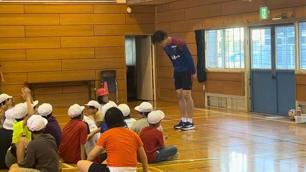 野澤選手が児童たちにお礼をしている様子