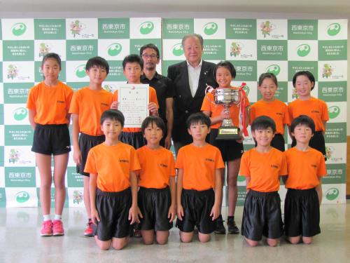 丸山市長と薫スターズのみなさんで集合写真