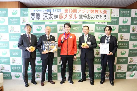 左から企画部長、副市長、春原選手、市長、生活文化スポーツ部長