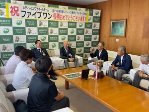 野崎会長が説明している様子