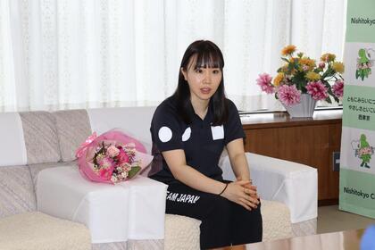 歓談中の森薗監督の写真