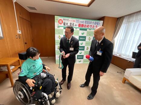 庵木選手と市長と副市長が歓談している写真