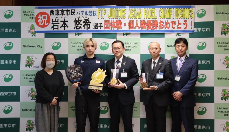 岩本選手のお母様、岩本選手、市長、副市長、生活文化スポーツ部長の写真