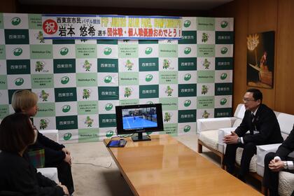 市長と岩本選手がお話している様子