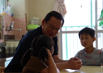 画像：池澤市長が子供たちの意見を聴いている様子