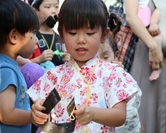 お面を選んでいる女の子