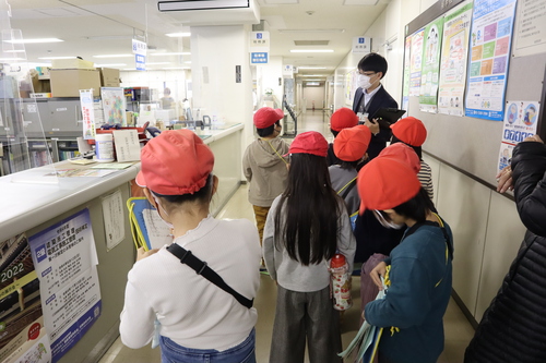 市役所の中を見学する子どもたちの写真