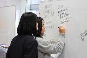 内容をホワイトボードでまとめている様子