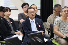 発表を聞く市長の画像