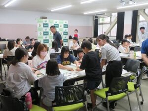 小学生グループワークの様子画像