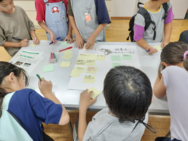 ふせんに意見を書く子どもたちの写真