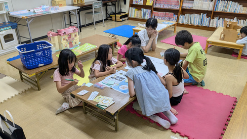 部屋に集まって話す子どもたちの写真