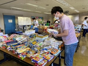 写真：仕分け作業をする様子