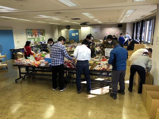 フードドライブ仕分け作業風景