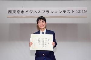 田川大翔さん　賞状をもった様子