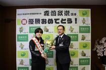 花束を市長から受け取る森薗選手の写真