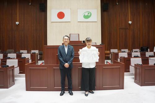 表彰状を受けた保谷議員