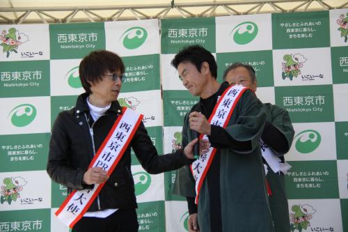 宮田さんと小林さんの野外ステージでの画像