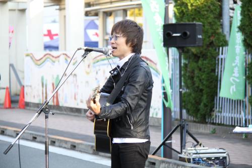 ボーカルの宮田和弥さんの歌う姿