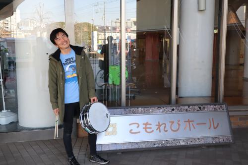 保谷こもれびホール入口での小林さん写真