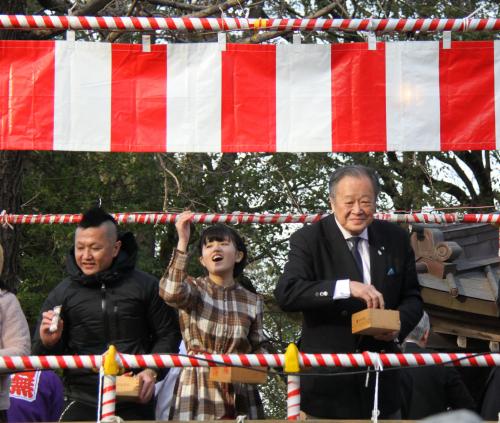 市長と完熟フレッシュの豆まき画像