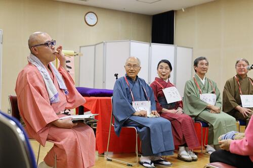 大喜利で司会をする林家久蔵さん