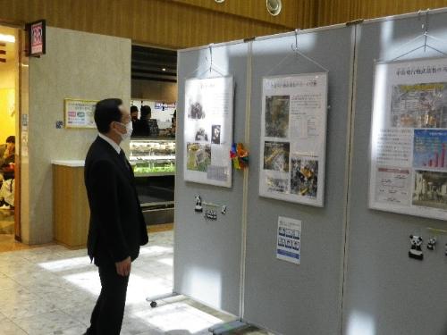 「西東京市平和の日」パネル展の様子